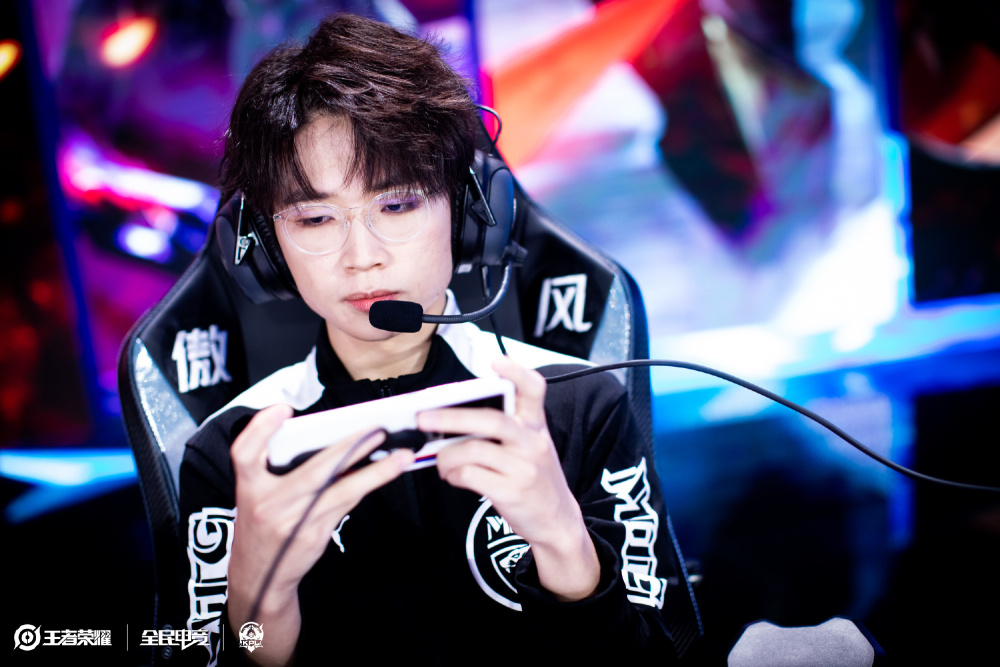 莱万的加入 莱万的加入